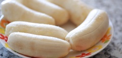 Thái khoai lang thành thanh mỏng, dài. Bóc vỏ và thái dọc chuối chín thành 3 phần.