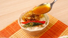 Cho món ăn ra đĩa. Món gà om ớt xanh ngon miễn chê với thịt gà dai, thơm, nước dùng chua, cay đã sẵn sàng. Đây là một món ăn ngon với cách làm đơn giản, ai cũng nên thử.