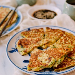 Bánh này sẽ rất ngon khi dùng nóng, bạn có thể chấm thêm nước tương để thưởng thức hết được vị thơm ngon của bánh nhé.