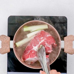 Rửa sạch 700gr gầu bò đem chần sơ rồi cho vào nồi cùng 1/2 cây hành boarô, hầm trong 30 phút. Rồi lọc lấy nước dùng để nguội, thịt gầu bò sau khi nguội cắt thành lát mỏng.