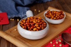 Múc đậu nành rim mặn ngọt cho ra tô dọn ra mâm cơm. Món đậu nành rim mặn ngọt đơn giản và thơm ngon. Thích hợp làm món ăn vặt hoặc món nhậu tuyệt vời với hạt đậu nành bùi thơm, ngấm vị mặn ngọt cực hấp dẫn. Đây là món ăn ngon và giàu dinh dưỡng rất đáng để dùng thử.