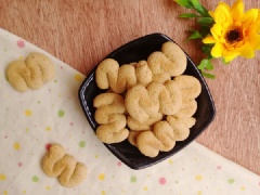Cho hỗn hợp bột đã trộn vào túi bắt kem rồi bắt ra khay nướng có lót giấy nướng. Nướng bánh ở 175 độ C trong khoảng 10-15 phút hoặc cho đến khi bánh chín vàng là được.