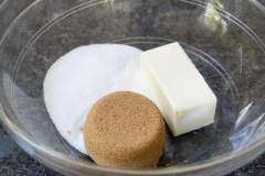 Làm nóng lò nướng ở nhiệt độ là là 180 độ C (350 độ F). Cho bột baking soda, bột nở và muối vào bột mì, dùng muỗng trộn đều. Tiếp theo, các bạn cho bơ đã làm mềm, đường nâu, đường trắng vào chung một tô.