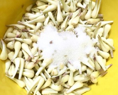 Khi kiệu khô ráo, cho 400g đường vào ướp kiệu, trộn thật đều. Tuy nhiên còn phụ thuộc vào độ chua của giấm mà bạn có thể gia giảm cho hợp lý.