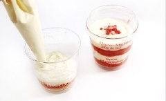 Bây giờ tiến hành đổ khuôn thôi. Xếp xen kẽ 1 lớp dâu với 1 lớp kem như hình bên nhé. Nhớ là phải trát lớp mặt bằng phẳng.