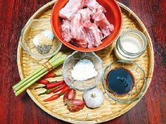 Sườn non heo mua về đem rửa sạch rồi dùng khăn giấy thấm khô nước. Sau đó dùng dao lớn chặt sườn thành những miếng vừa ăn. Cho sườn vào âu cùng với 1 muỗng canh dầu hào, 1 muỗng canh nước tương, 1 muỗng cà phê hạt nêm, 1/4 muỗng cà phê tiêu, 1 muỗng canh bột năng rồi trộn thật đều, ướp sườn 20 phút cho ngấm gia vị. Sả thái khúc rồi tước nhỏ; hành tím và tỏi bóc vỏ băm nhỏ; ớt sừng thái miếng vát chéo.