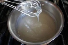 Cho nước ngâm khoai tây, 4 muỗng canh bột khoai tây vào nồi, bắc lên bếp, nấu nhỏ lửa khoảng 3-5 phút. Khuấy đều để hỗn hợp không bị vón cục.