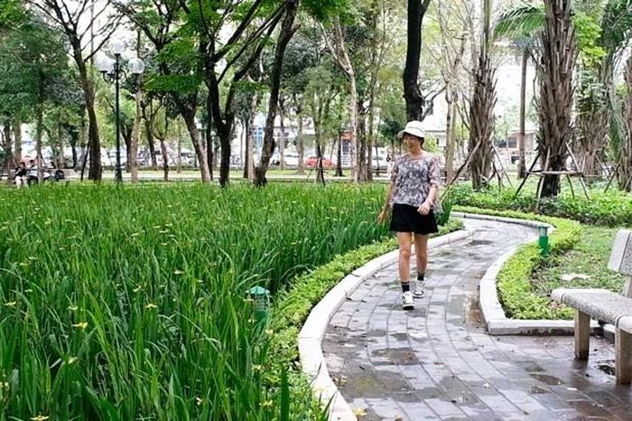 [VIDEO] Không khí Hà Nội trong lành, người dân đổ ra công viên từ sáng sớm - Báo Tri thức &amp; Cuộc sống