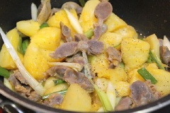 Tắt bếp, thêm hành lá vào, rắc một ít tiêu lên bề mặt, múc ra đĩa dùng làm món mặn ăn với cơm.
