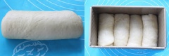 Cuộn tròn tấm bột lại. Bạn làm tương tự với phần bột còn lại. Cho bột đã cuộn vào khuôn nướng. Tiến hành ủ bột thêm lần nữa cho đến khi bột nở chiếm khoảng 80% khuôn thì đem đi nướng. Nướng bánh ở 180 độ C trong khoảng 30-35 phút là bánh chín. (Bạn nhớ làm nóng lò trước khi cho bánh vào nướng).