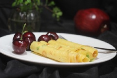 Cuộn tròn bánh lại như những chiếc bánh quế tròn, cho ra đĩa, ăn kèm với ít cherry rất ngon miệng. Món bánh đơn giản có thể làm nhanh chưa đầy 15 phút cho khẩu phần 1-2 người ăn.