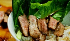 Bò beefsteak cắt miếng vừa ăn, chuẩn bị ngay 1 tô cơm trắng trang tria thêm ít xà lách. Rưới 1 phần sốt lên cơm. Xếp bò lên trên và rưới phần sốt còn lại lên bò là có thể thưởng thức rồi. Ric nói thật đó... ngon dữ lắm. Mọi người nhớ thử nhé.