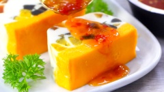 Lấy chả trứng ra khỏi xửng, để nguội bớt rồi cắt thành những lát mỏng hoặc những khúc chả lớn đều được. Chả trứng chia thành hai lớp rất đẹp mắt, phần lòng trắng còn điểm tô những miếng trứng muối và trứng bắc thảo rất hấp dẫn. Chấm chả với nước mắm tỏi ớt chua ngọt rất ngon, hương vị xen kẻ béo ngậy, mằn mặn ăn đến đâu hao cơm đến đó đó. Hãy thử ngay cách làm chả trứng tuyệt đẹp và ngon lành này nhé.