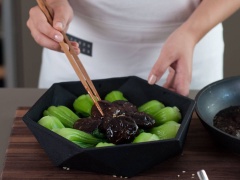 Khi ăn bạn cho cải thìa luộc ra đĩa. Gắp phần nấm lên cải thìa, sắp xếp sao cho cân đối và đẹp mắt. Rưới phần sốt đã đun lên cải thìa và nấm hương, vậy là hoàn thành rồi đấy.