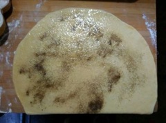 Dùng chày cán mỏng bột, rắc đều muối, tiêu lên bột bánh, cuộn tròn lại thành hình trụ dài như hình bên.