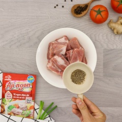 Sườn non chặt miếng vừa ăn, ướp với 1/2 muỗng cà phê tiêu, 1 muỗng canh hành tím băm, 1 muỗng cà phê hạt nêm Aji-ngon heo. Trộn đều, để 15 phút cho thấm gia vị.