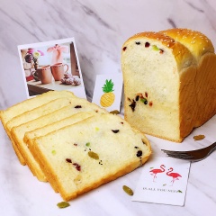 Cho bánh mì sandwich trái cây khô ra khỏi lò nướng, đợi bánh mì hơi nguội rồi lấy ra khỏi khuôn một cách dễ dàng. Để làm bánh mì sandwich nướng nở mềm xốp không hề khó. Chỉ cần lưu ý xíu ở khâu nhồi bột và ủ bột bánh mì lên men ở nhiệt độ thích hợp làm được.