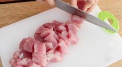 Thịt heo rửa sạch, lau thật khô, cắt khối vuông, chia nhỏ làm 2-3 cho vào bọc (cho vừa với một lần máy xay). Rồi cho vào tủ đông khoảng 1 giờ. Lấy thịt ra khỏi tủ lạnh và cho vào máy xay. Xay thật nhuyễn đến khi thịt quện lại như giò sống. Sau khi xay hết, cho thịt vào bọc dàn mỏng, rồi cho vào tủ đông khoảng 30 phút cho thịt lạnh trở lại.