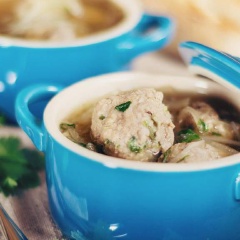 Bạn múc canh ra bát và thưởng thức cùng cơm trắng nha. Món canh có cách làm đơn giản, thịt viên mềm mại, nước dùng thơm ngon, thích hợp cho cả trẻ nhỏ lẫn người lớn tuổi.