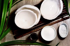 Cùi dừa gọt bỏ phần vỏ nâu bên ngoài, đem ngâm với nước lạnh 20 phút sau đó rửa thật sạch cho hết dầu. Sau đó, vớt dừa ra, để ráo. Dùng dao bào dừa thành sợi mỏng.