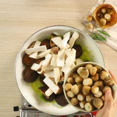 Tiếp tục, phi thơm 1 muỗng canh hành boa-ro, cho 100gr nấm đùi gà cắt miếng vừa ăn, 59gr nấm đông cô ngâm nở mềm, 100gr nấm rơm vào xào sơ, sau đó nêm vào 1 muỗng canh hạt nêm, xào tiếp thêm 2 phút cho ngấm gia vị rồi tắt bếp.