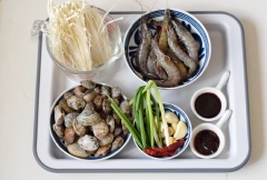 Tách rời nấm kim châm, rửa sạch, giũ ráo nước. Ngâm nghêu vào nước lạnh vài tiếng trước khi chế biến để nghêu nhả sạch cát nhé! Tỉa bớt râu và chân tôm, xẻ sâu một đường trên lưng tôm, bỏ chỉ đen, rửa sạch. Ướp tôm với 1/4 muỗng cà phê muối, ít lát gừng, tỏi và 1 muỗng cà phê rượu nấu ăn trong khoảng 20 phút.