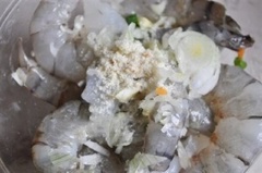 Hành lá lấy đầu hành rửa sạch, cắt nhuyễn. Tôm rửa sạch, lột vỏ, bỏ chỉ đen, ướp với đầu hành lá, 1 muỗng cà phê hạt nêm, 1/4 muỗng cà phê tiêu trong khoảng 30 phút.