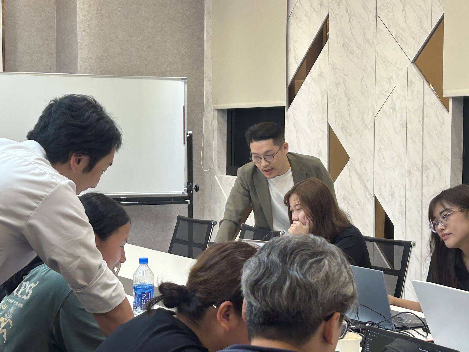 桃園 AI 課程學員們專注地在筆電上跟著操作