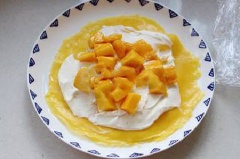 Trải bánh ra đĩa, múc kem tươi vào rồi bày xoài chín lên trên. Sau đó đặt 1 lớp bánh crepe lên mặt xoài, tiếp tục phết kem tươi, xoài rồi lại trải 1 lớp bánh mới. Thực hiện tương tự cho tới khi hết phần vỏ bánh.