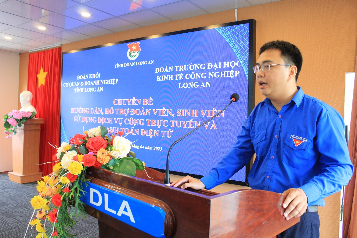 Đ/c Lê Phát Duy Linh - Phó Bí thư đoàn cơ sở Văn phòng UBND tỉnh Long An, báo cáo viên hướng dẫn đoàn viên, sinh viên sử dụng dịch vụ công trực tuyến
