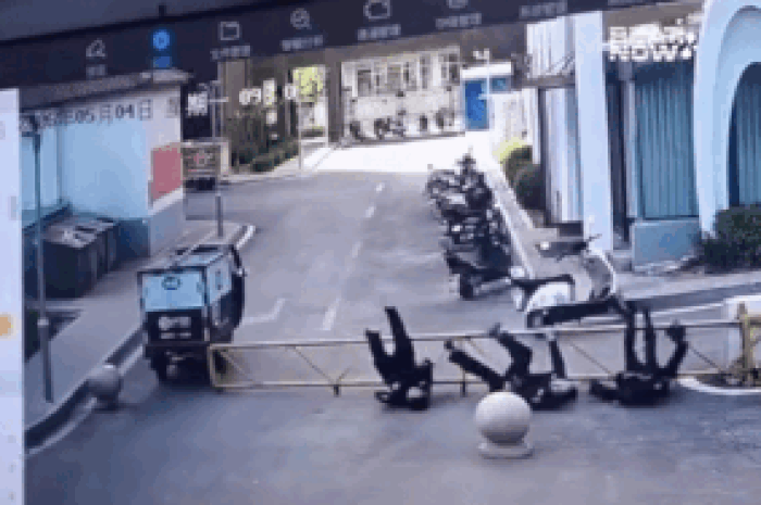 3 người đàn ông ngã nhào cùng lúc, camera ghi lại diễn biến bất ngờ trước đó - Tạp chí SaoStar