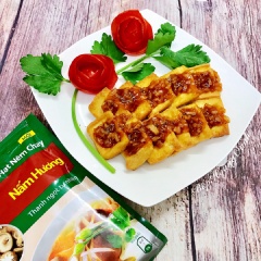Rưới nước xốt lên đậu hủ ăn kèm với cơm hoặc ăn không đều ngon. Đậu hủ giòn tan hoà nguyện với vị chua nhẹ đậm đà... lạ miệng ngon cơm.