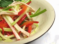 Để khoảng 5 phút cho ngấm là có thể "đánh chén" rùi. Sẽ có mùi thơm mát thật đặc trưng của dưa hấu. Giòn hơn nhiều so với các loại salad khác đó.
