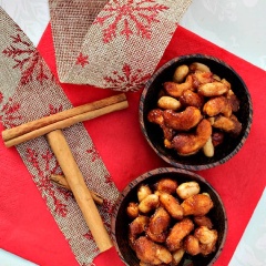 Vậy là hoàn thành rồi. Thêm ít mật ong nướng cùng động phộng và hạt điều thôi mà đã khiến cho món ăn vừa giòn rụm vừa ngọt ngào ăn một miếng rồi lại không dừng lại được.