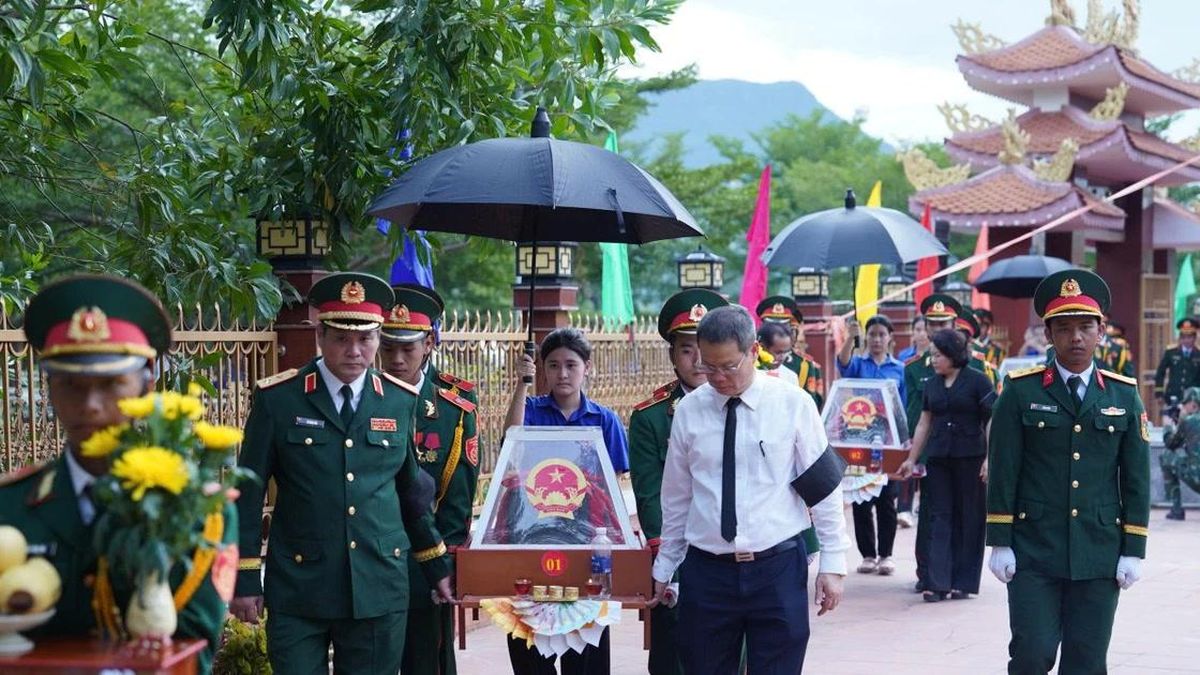 Xúc động lễ truy điệu và an táng 5 hài cốt liệt sĩ được tìm thấy trong hang Đá Sập - Báo Tiền Phong