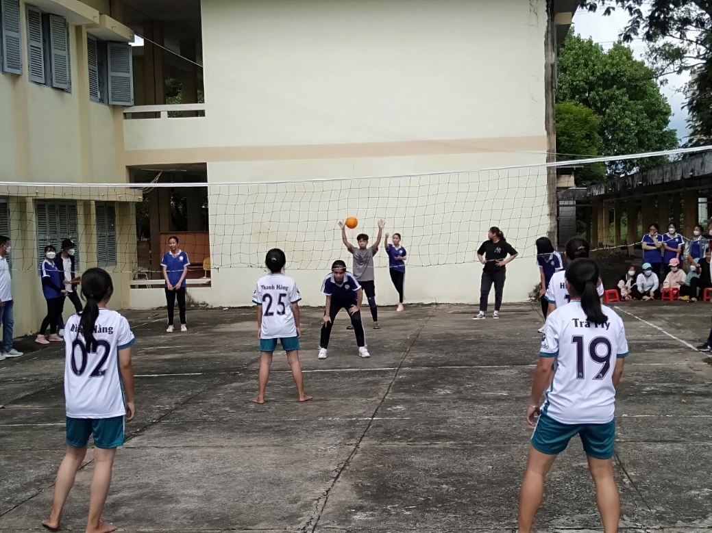 Lượt thi bóng chuyền hơi nữ đoàn viên, sinh viên Trường DLA