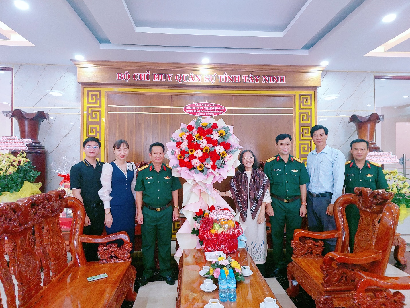 Tặng hoa chúc mừng Bộ Chỉ huy Quân sự tỉnh Tây Ninh