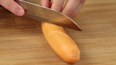 Khứa xéo đẹp mắt 2 cây xúc xich Vườn bia, sau đó cho vào áp chảo cho xúc xích nở bung đẹp mắt.