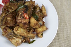 Cá chẽm chiên giòn cay là món ăn rất được ưa thích. Nhất là vị cay mặn béo đặc trưng dễ dàng làm bạn ấm lòng trong những bữa cơm ngày lạnh. Ngoài thịt cá chẽm bạn có thể thay thế bằng cá rô phi hay các loại cá mà bạn thích nhé!