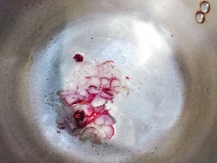 Thịt gà mua về rửa sạch, cắt khúc nhỏ vừa ăn. Ướp với muối, đường, hạt nêm, ớt bột 20 phút. Hành tím cắt nhỏ, phi thơm, cho gà vào đảo đều.