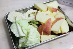 Táo ngâm nước muối rửa sạch để ráo nước cắt miếng vừa, bắp cải rửa nước muối để ráo nước cắt miếng vừa.