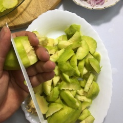 Rửa sạch cóc chẻ muối bỏ hột.