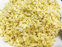 Trứng gà đánh tan. Dừa nạo vắt lấy 500g nước cốt. Đậu xanh ngâm mềm hấp chín, chia 2 phần bằng nhau, 1 phần xay nhuyễn với nước cốt dừa để pha với bột, 1 phần rắc vào bánh khi chiên ( nếu không có đậu xanh thì dùng 1/2 chén cơm nguội được nấu từ gạo không dẻo xay với nước cốt dừa). Giá đỗ, cải bẹ xanh rửa sạch, để ráo. Xà lách rửa sạch, để ráo. Hành lá bỏ rễ, rửa sạch cắt nhuyễn. Cà rốt, củ cải trắng gọt vỏ, bào sợi. Hành tây lột vỏ, cắt lát mỏng. Cho 50ml giấm, 50g đường, 100ml nước vào nồi đun sôi để nguội, hoà tan để ngâm cà rốt và củ cải.