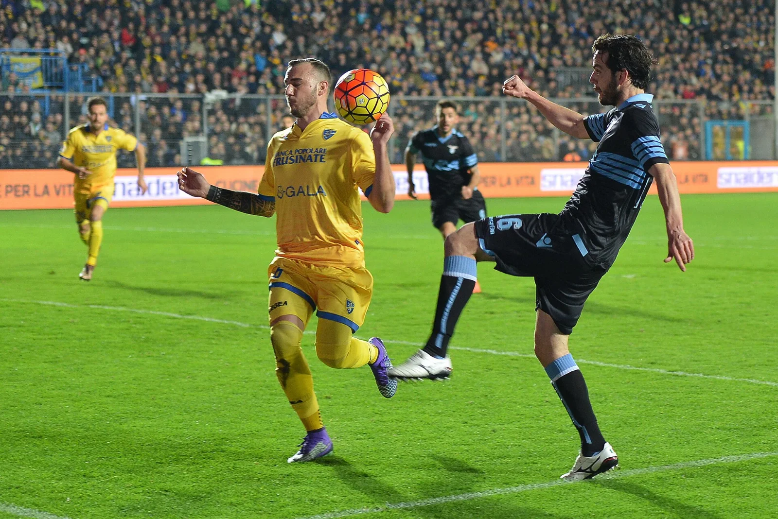 Pemain Lazio sedang bertanding melawan Frosinone dalam laga uji coba pramusim di stadion.