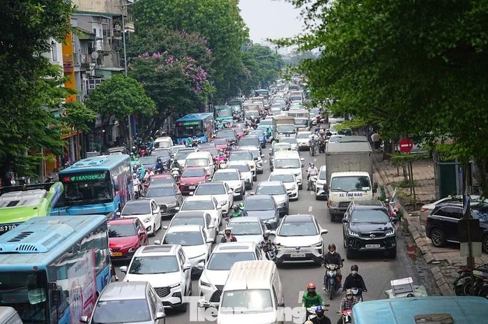 Hà Nội ngày đầu kỳ nghỉ lễ: Nội đô 'dễ thở', cửa ngõ ùn tắc - Báo Tiền Phong