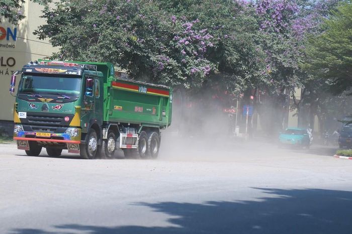Hà Nội: Phố Tân Mỹ 'oằn mình' dưới bụi bặm và dàn xe tải trọng lớn - Chuyên trang Gia Đình &amp; Xã Hội - Báo Sức khỏe &amp; Đời sống
