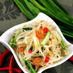 Vị ngọt đạm thực vật của giá đỗ và vị ngọt đạm động vật của tôm tuy khác kiểu nhưng lại rất hợp nhau.