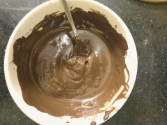 Chocolate bào vụn, tùy thuộc vào loại chocolate mà bạn dùng sẽ có cách đun chảy khác nhau nhé. Nếu thành phần có bơ cacao (cocoa butter), như ở đây mình dùng loại 65% cacao: chừa lại khoàng 1/3 lượng chocolate, phần còn lại bỏ vào lò vi sóng bấm 10 giây, lấy ra đảo đều, lập lại đến khi chocolate chảy gần hết thì bỏ lượng 1/3 còn lại vào và đảo đều cho chocolate chảy đều. Lưu ý không để chocolate quá nóng, sẽ không đông lại được. Nếu chocolate bạn dùng có thành phần là đầu thực vật (vegetable oil) thì có thể đun cách thủy đến khi tan hoàn toàn.