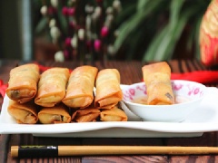 Bạn làm tương tự với phần nhân và bánh tráng còn lại. Tiếp đấy đun nóng dầu ăn trong chảo, cho nem vào chiên cho đến khi chín vàng đều là được.