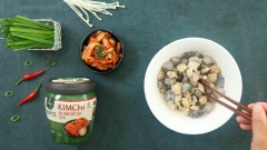 Trong thời gian ướp kim chi ta sẽ chuẩn bị những thành phần khác. 80gr tôm tươi đã lột vỏ đem cắt thành những miếng nhỏ. Nghêu luộc chín với 1 ít sả, bóc lấy 80gr thịt nghêu (sử dụng khoảng 300gr nghêu nguyên vỏ). Cho tôm và nghêu vào chung với nhau rồi ướp với 1 muỗng canh dầu mè.